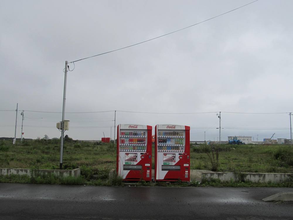 津波後の工事現場の自販機