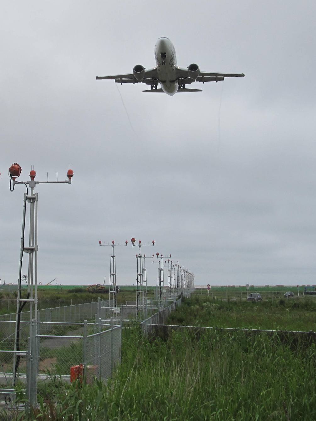 仙台空港に着陸する飛行機が頭の上を越えていく