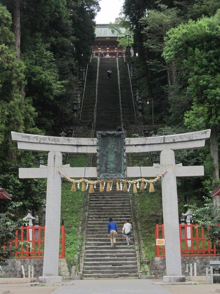 塩釜神社の長い石段
