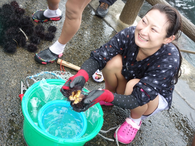 小袖海女センター　ウニをあける
