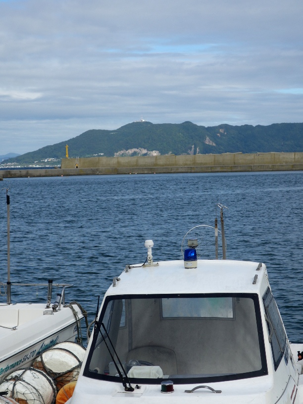 茂辺地(もへじ)港から函館山