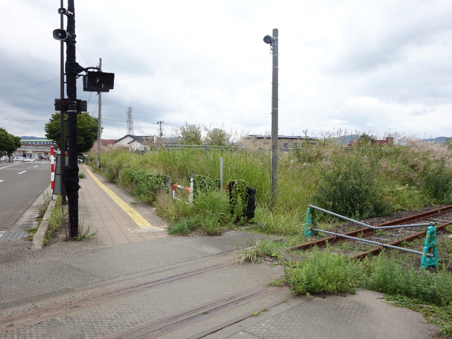小坂線の線路跡と踏切