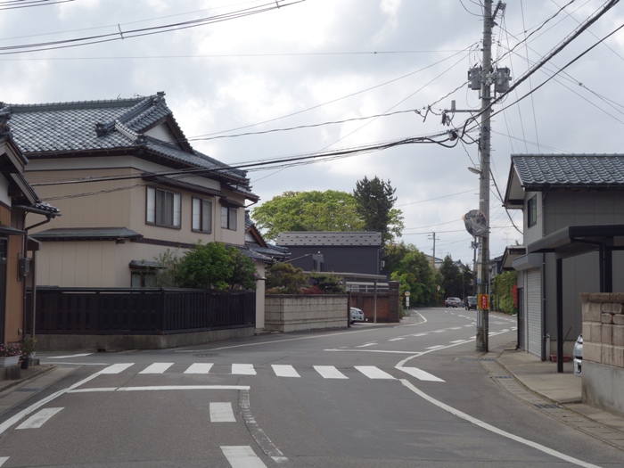 亀田郷土地改良区近くのカーブする道