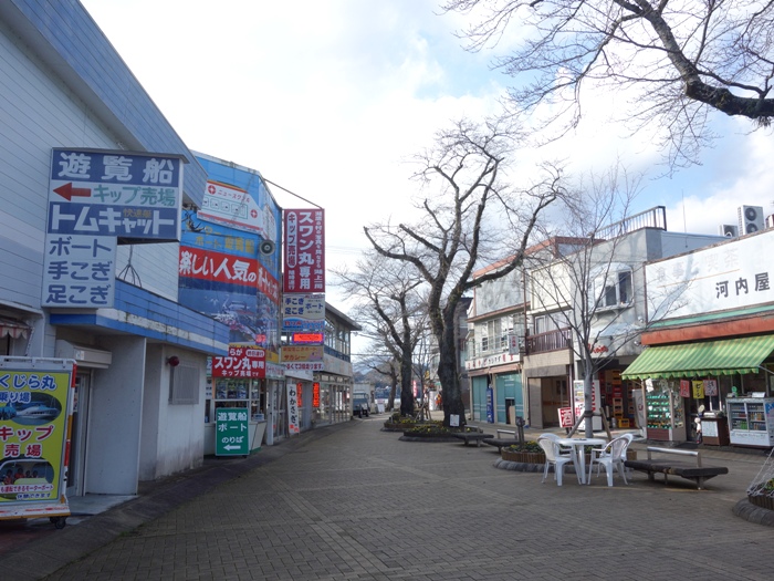 相模湖畔の店