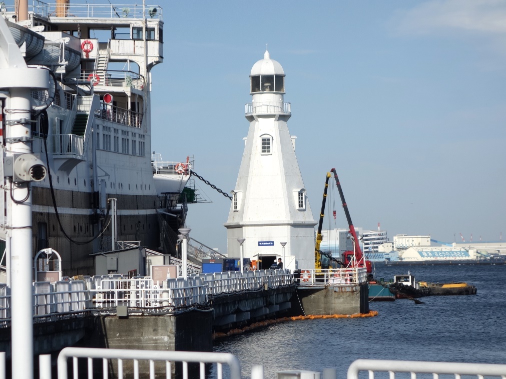 氷川丸の右にある灯台
