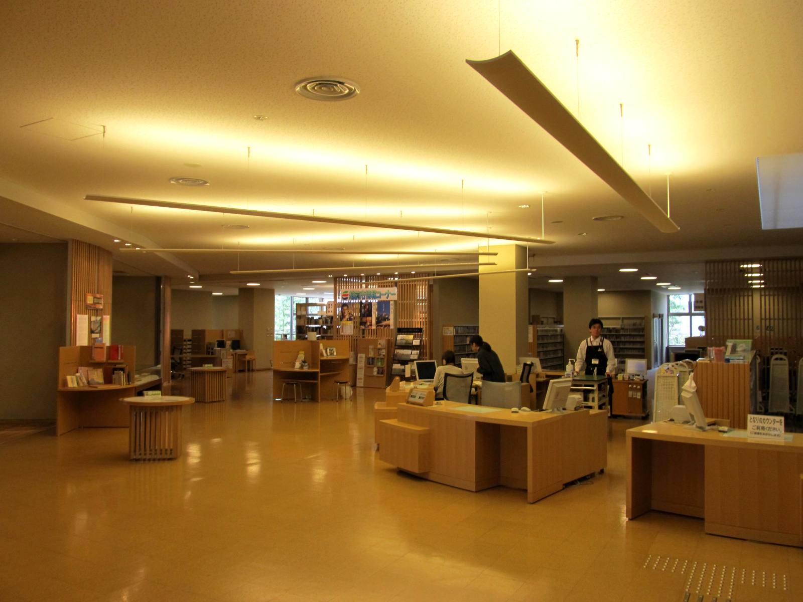 越前市中央図書館