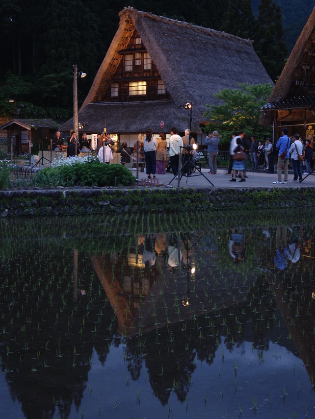 菅沼合掌集落「春の宵ライトアップ」