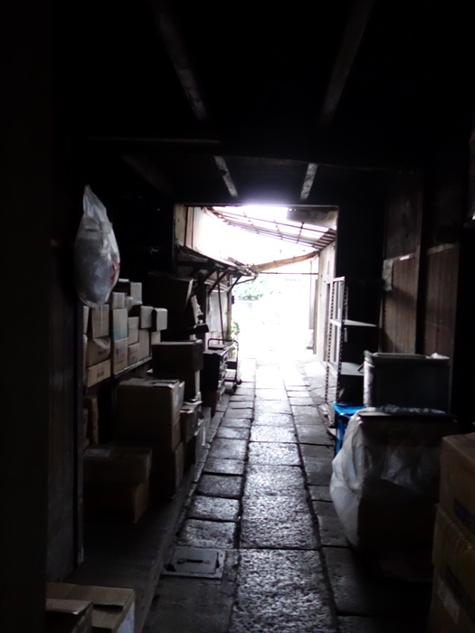 伏見屋商店　石畳の通路