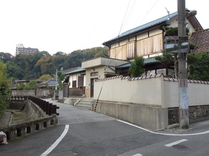龍野旧市街から赤とんぼ荘を見あげる