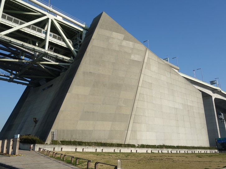 明石海峡大橋を支持する橋台（アンカーレイジ）