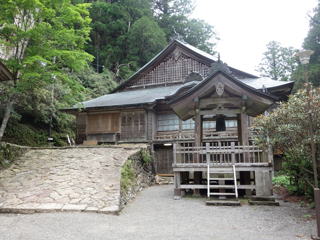 玉置神社の鐘楼と社務所
