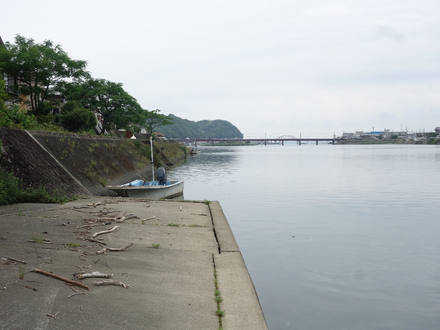 理容所の裏の川岸