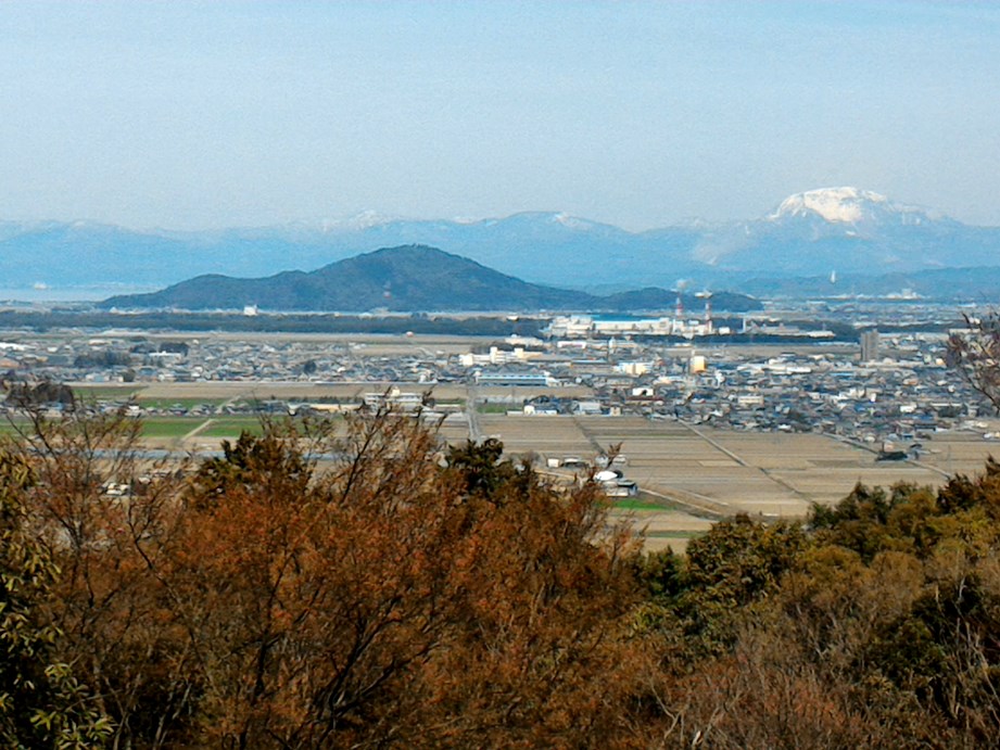 安土城天守閣趾から伊吹山方面