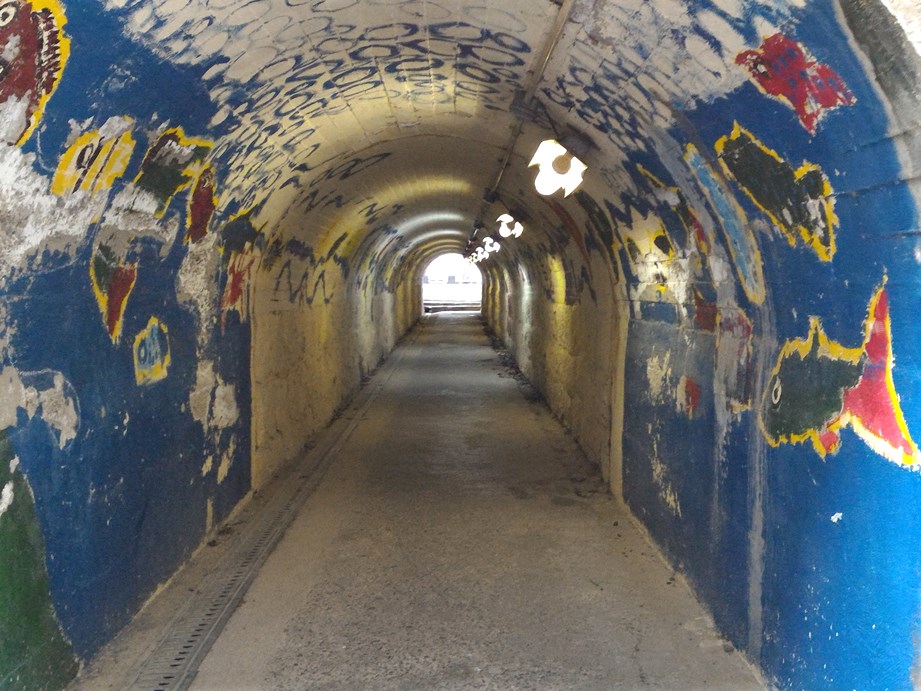 国道１号線下の地下道