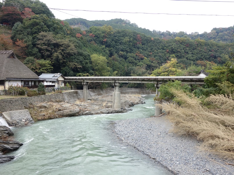 賀名生の里歴史民俗資料館の裏の丹生川