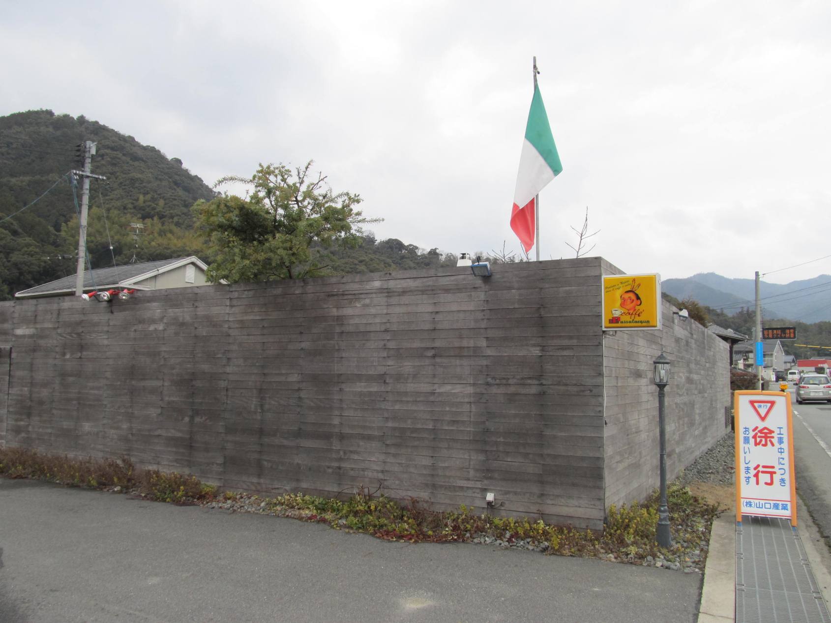 ピッツェリア・アンコーラ。門の中に入れない。