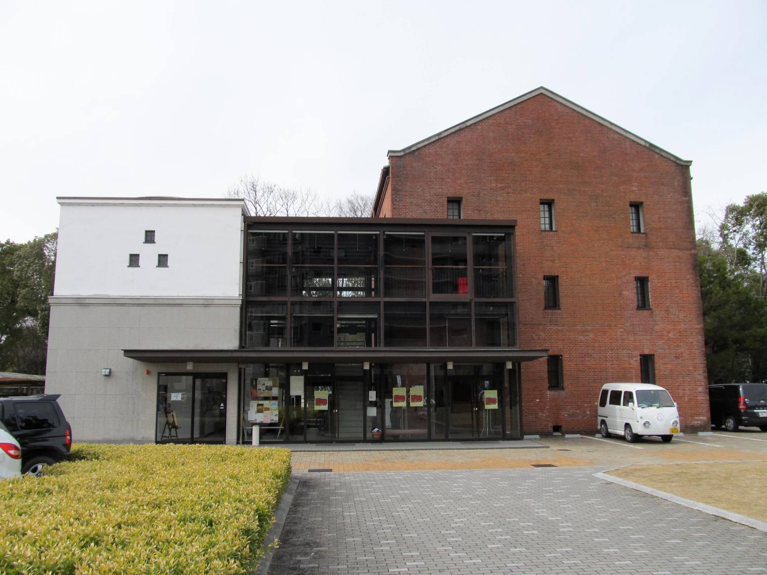 れんが造りの図書館の書庫を改造したギャラリー