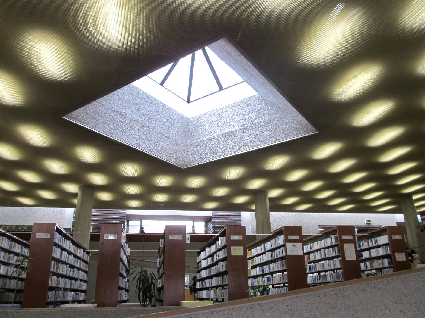 山口県立山口図書館の閲覧室