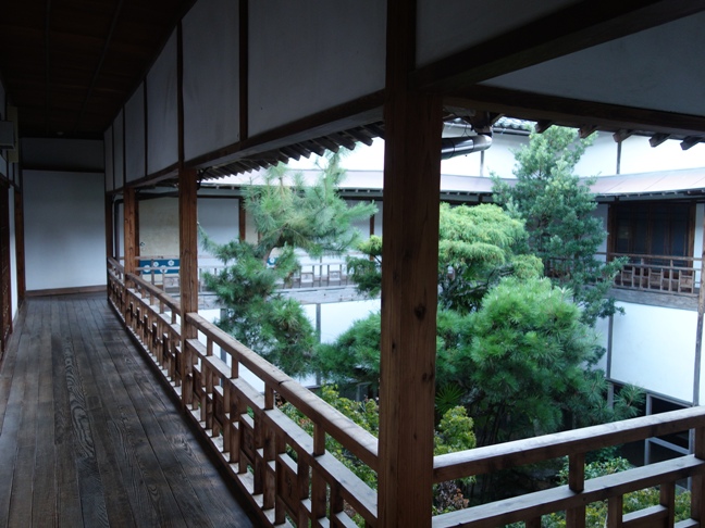 旅館芳和荘　中庭