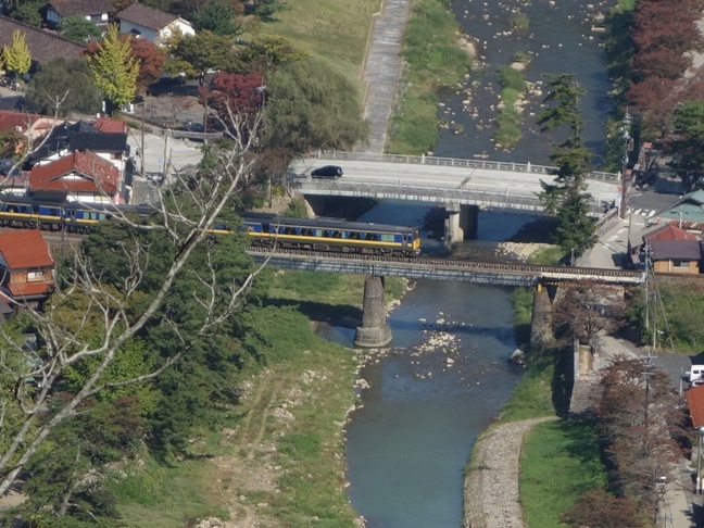 津和野城趾から見おろす鉄道橋