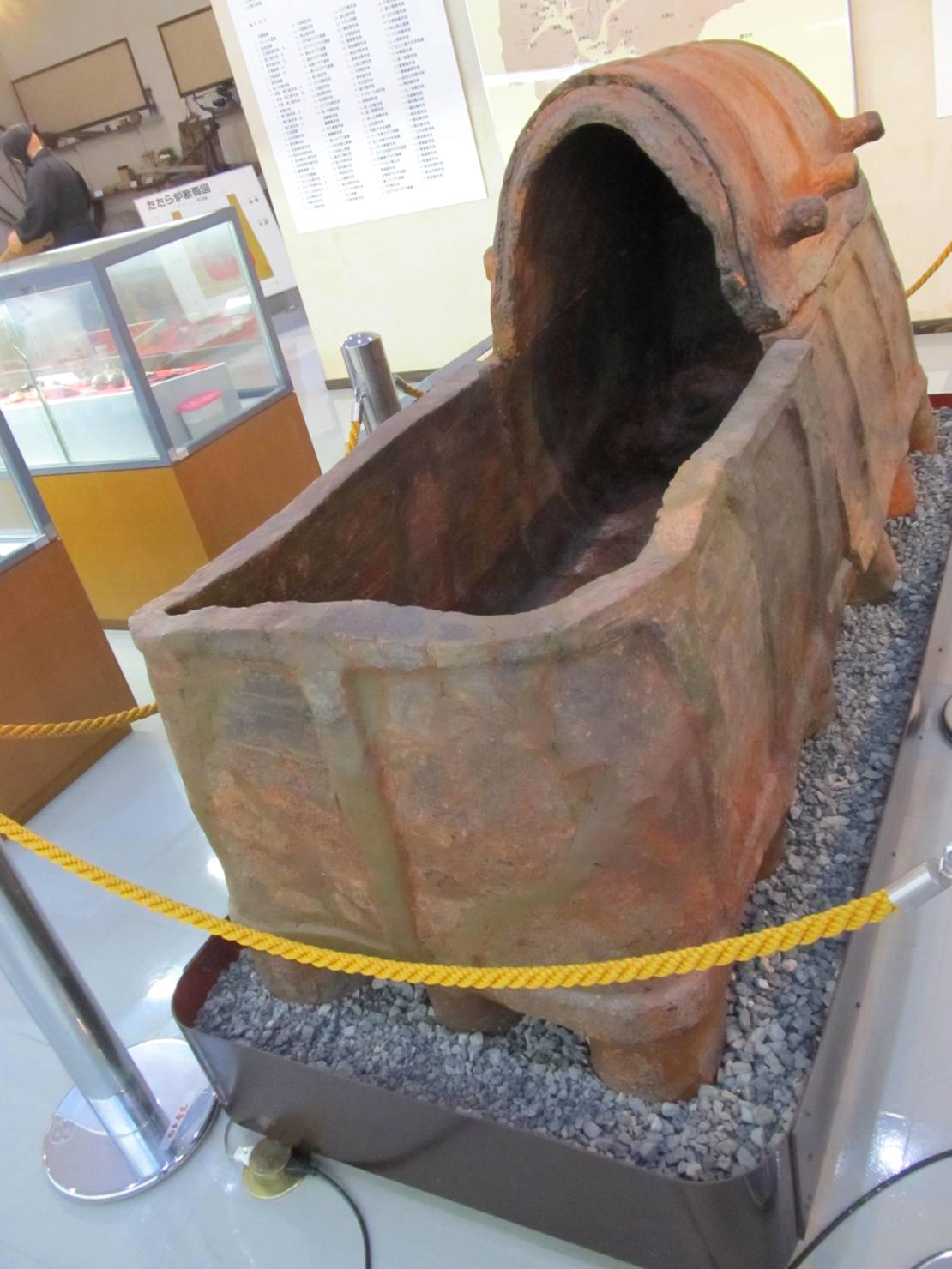 万灯山古墳の石室内の石棺