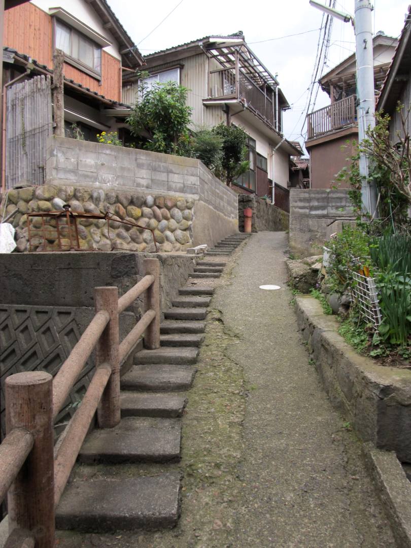 夏泊港の集落の坂道