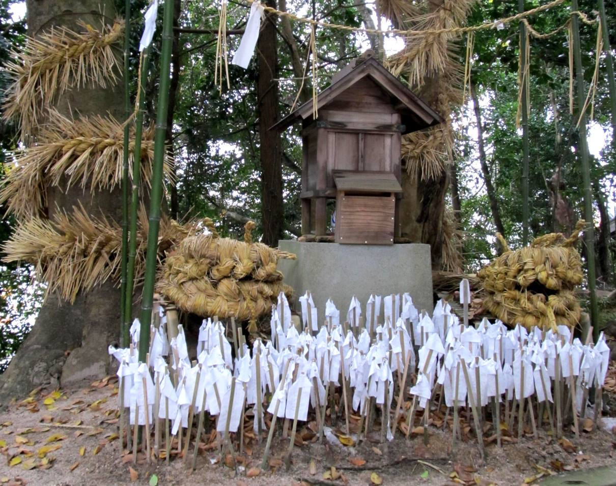 揖屋神社のホコラのワラのつくりもの