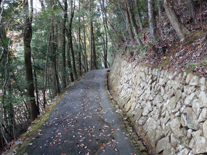 毛利公の墓への道