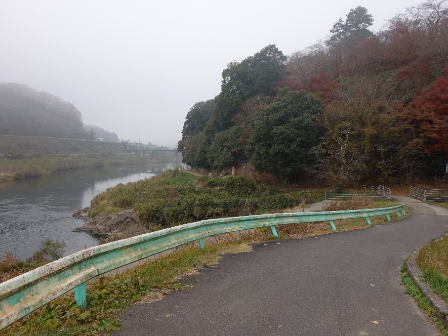 江の川の土手から尾関山の眺め