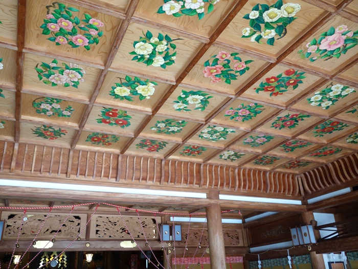 椿神社の拝殿の天井の椿の絵