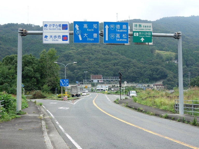 白地の道路標識