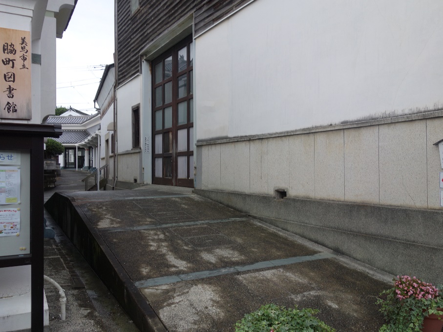 脇町図書館への小路