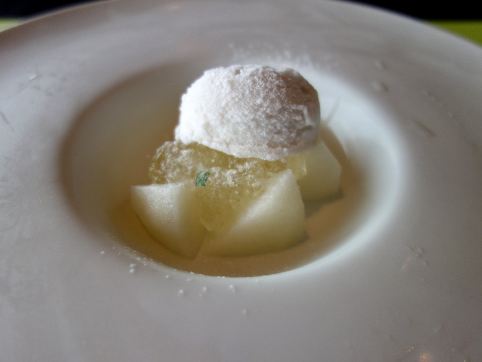 デザート：桃のジェラートと、白ワインのゼリーと、梨