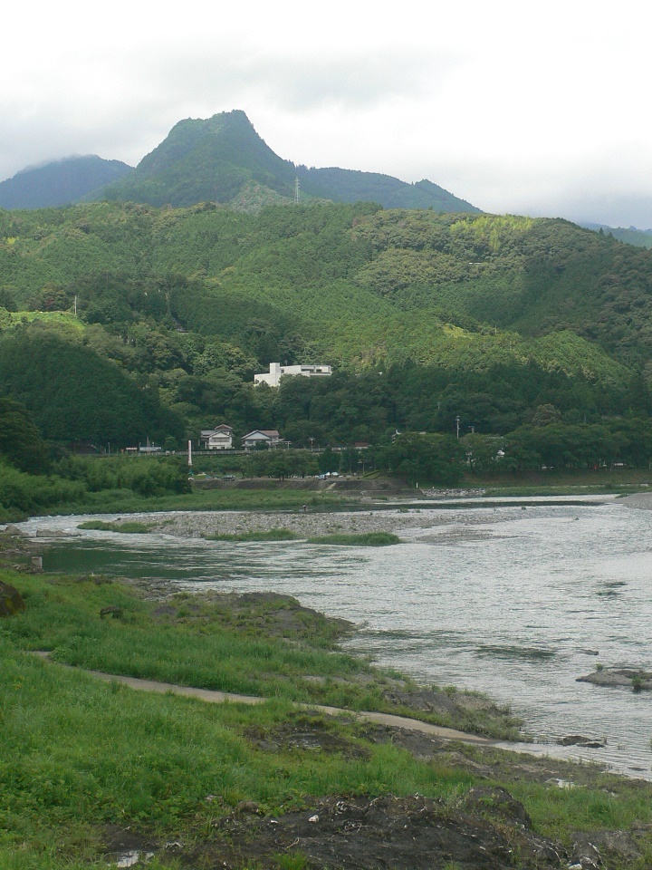 沈下橋から越知町立横倉山自然の森博物館と横倉山
