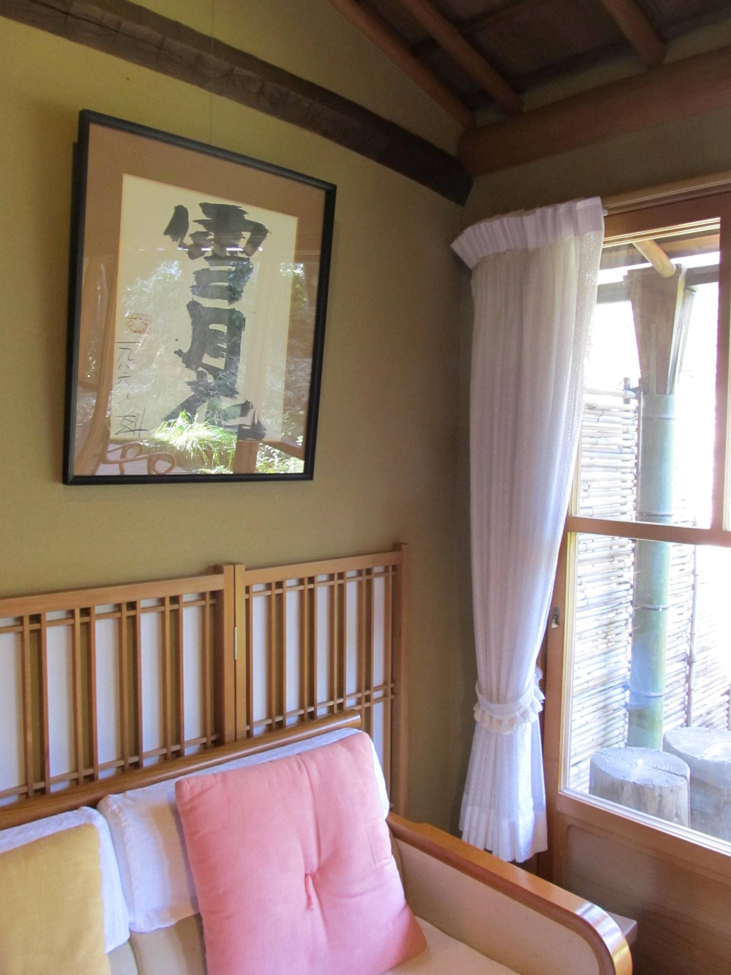 亀の井別荘のロビーで、須田剋太の書