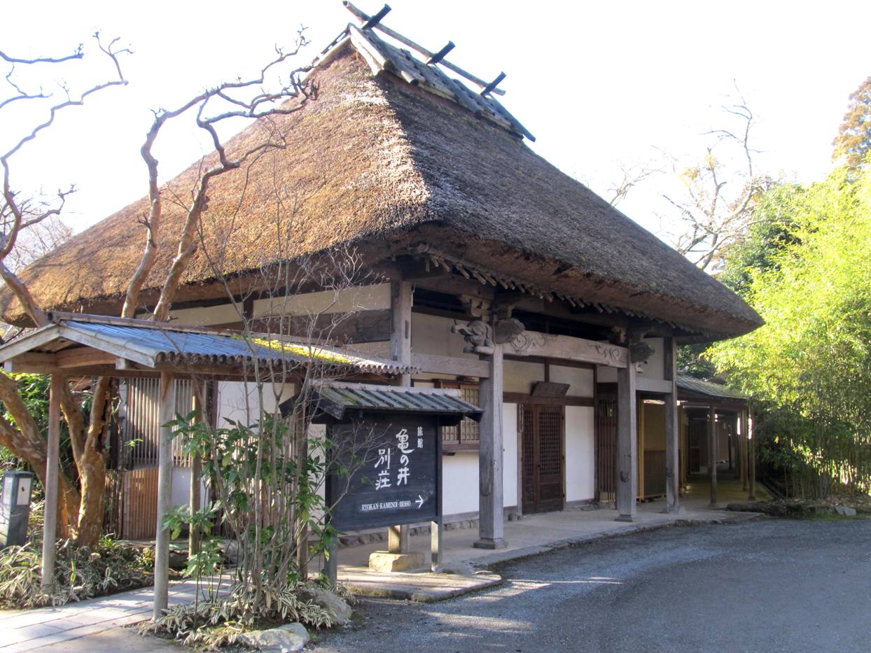 亀の井別荘内。もと湯屋に使われた茅葺きの家