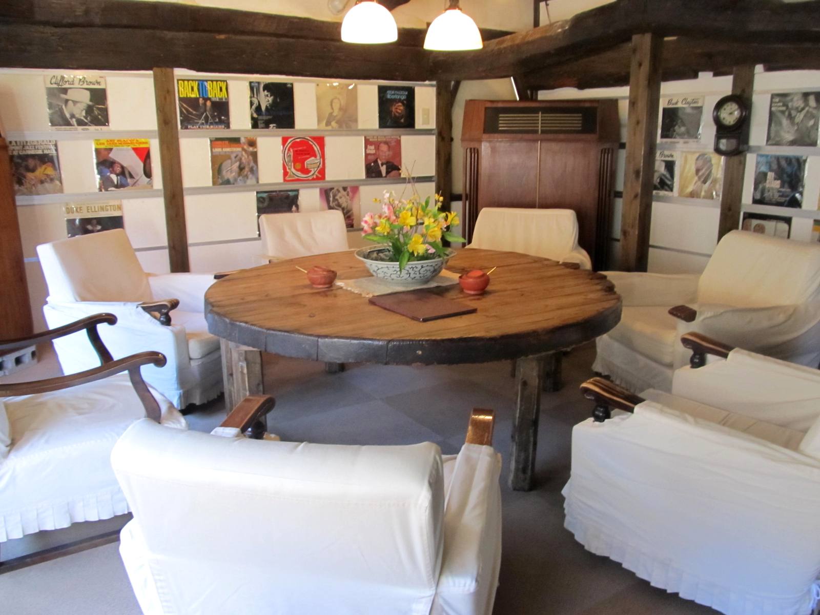 亀の井別荘の丸テーブル