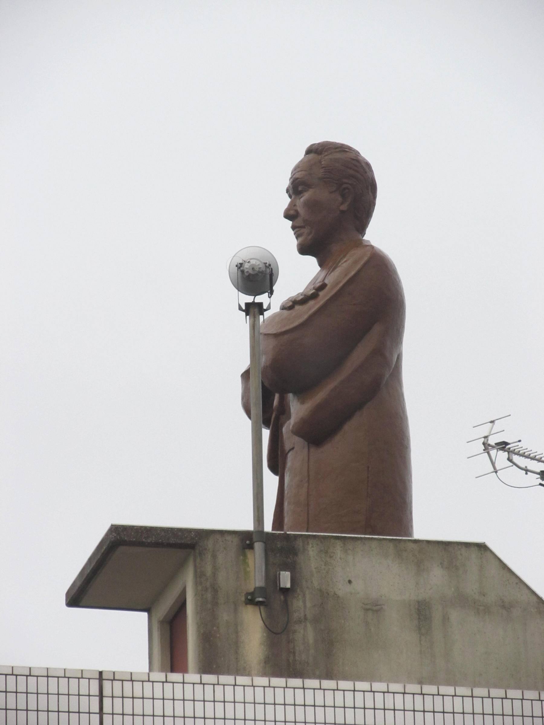 ホテル屋上の福沢諭吉像