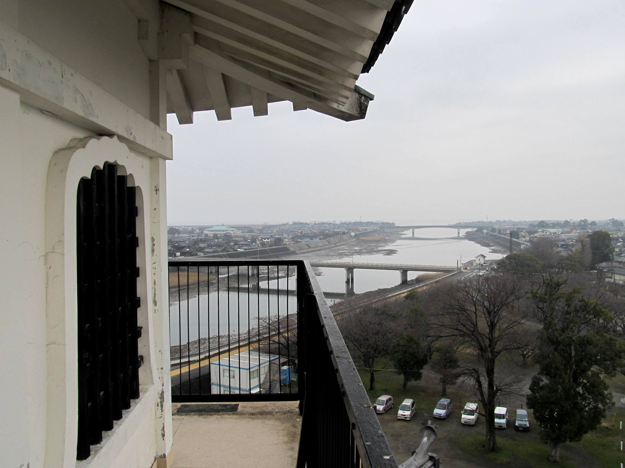 中津城の天守閣から中津川を見おろす。