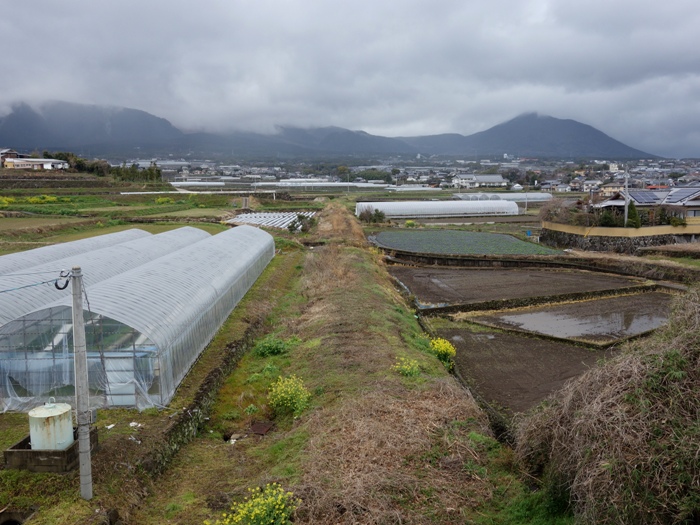 国道２５１号が、旧島原鉄道の線路跡を越える