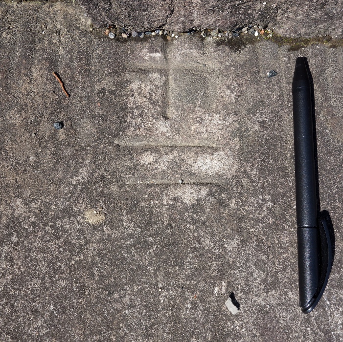 明徳寺の石段に刻まれた十字