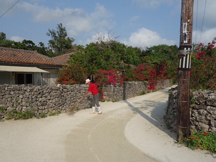 竹富島　道を掃くひと