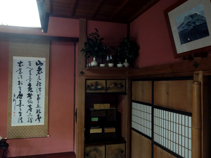 沈寿官氏宅　西郷隆盛の書と、須田剋太の桜島の絵