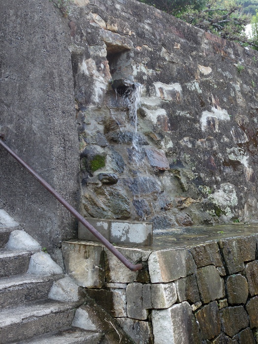 ホテル ベルフォーレ前の石垣の水
