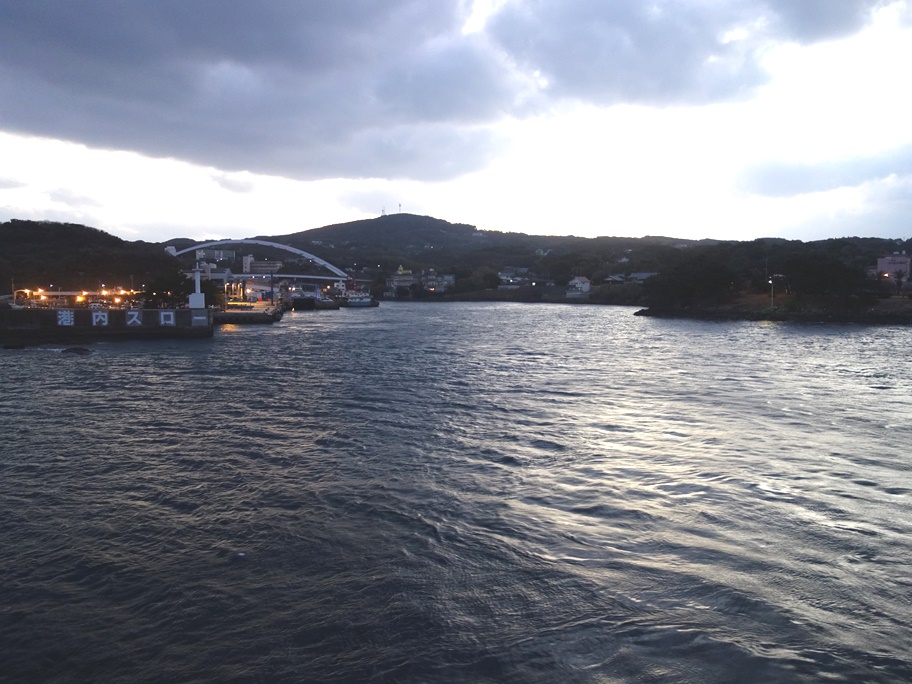 郷ノ浦港を出るフェリーから