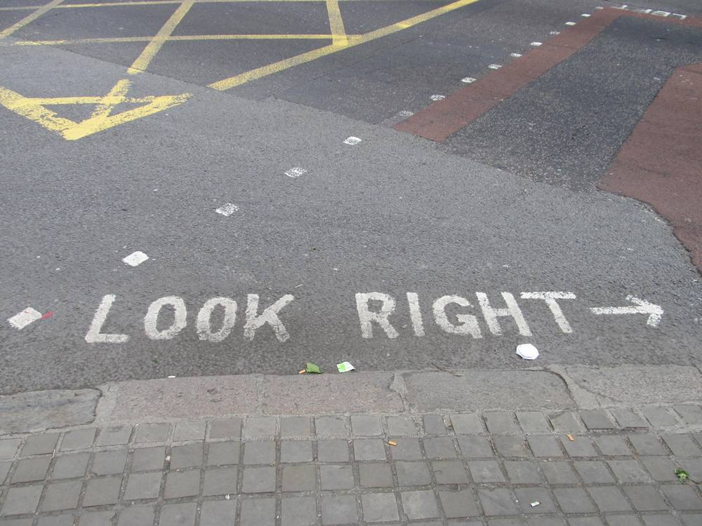 道に注意書き　look right